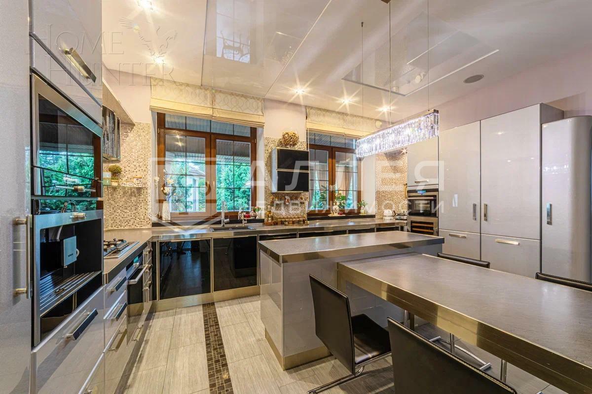 3-этажный коттедж 1 312 м² с отделкой