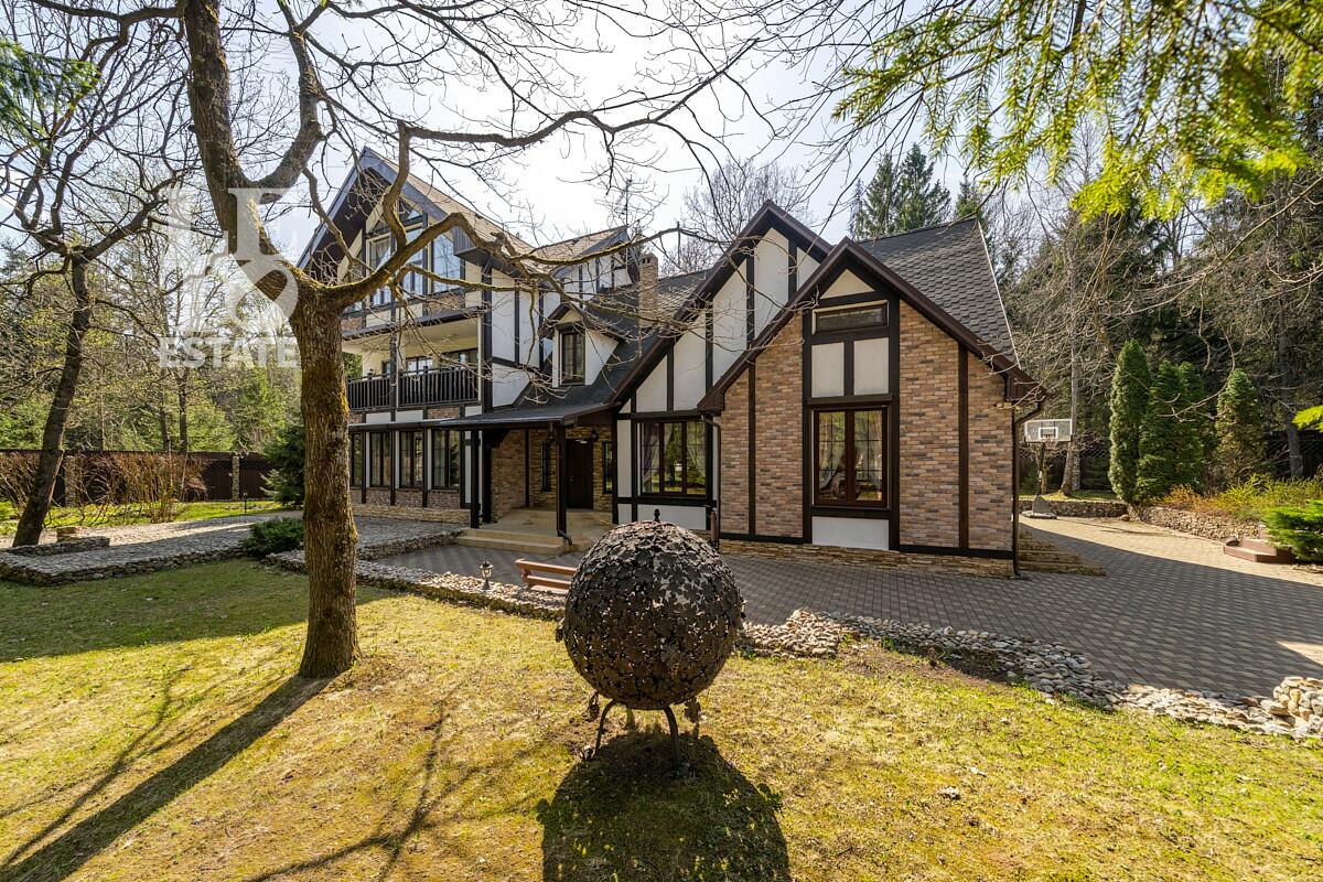 3-этажный коттедж 550 м² с отделкой