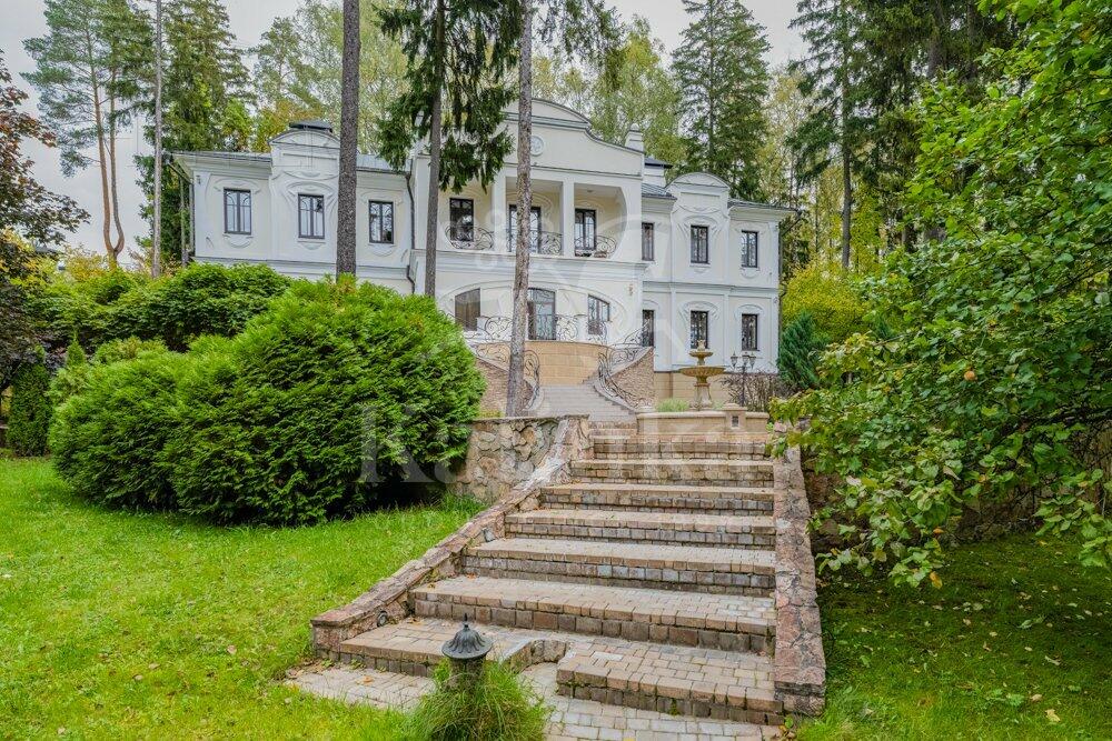 2-этажный коттедж 850 м² с отделкой