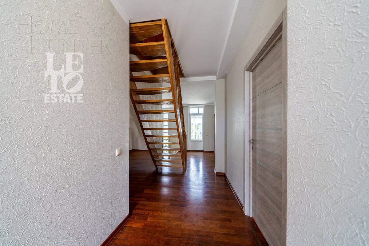 3-этажный коттедж 300 м² с отделкой