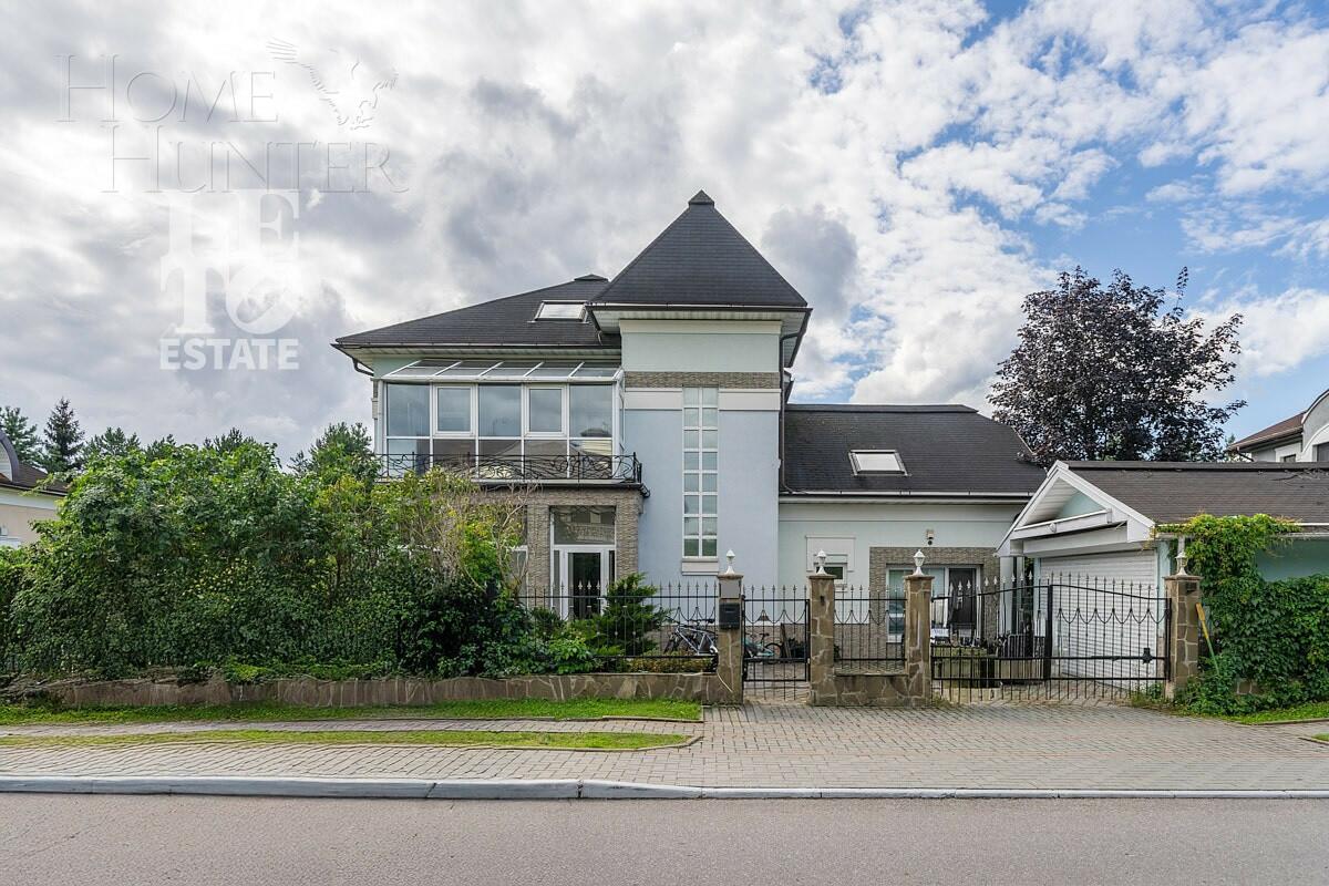 3-этажный коттедж 300 м² с отделкой