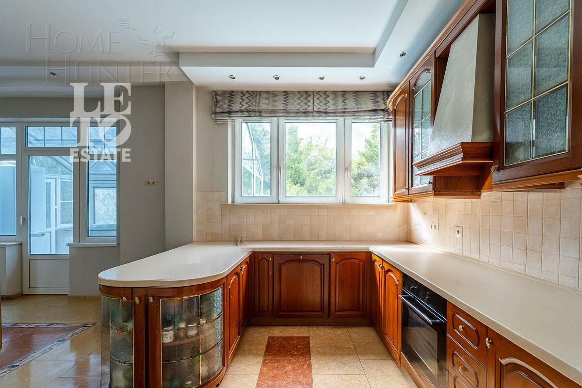 3-этажный коттедж 300 м² с отделкой