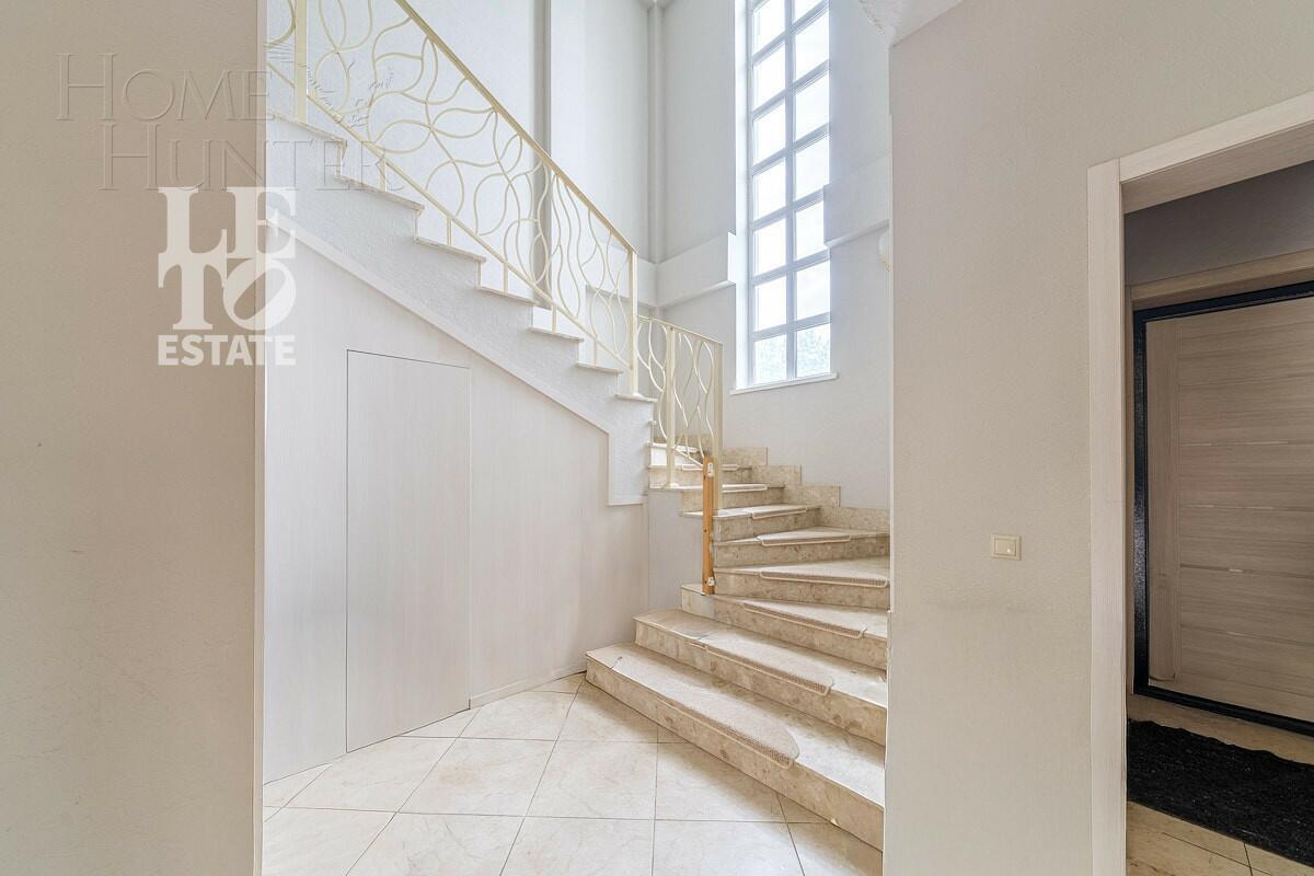 3-этажный коттедж 300 м² с отделкой