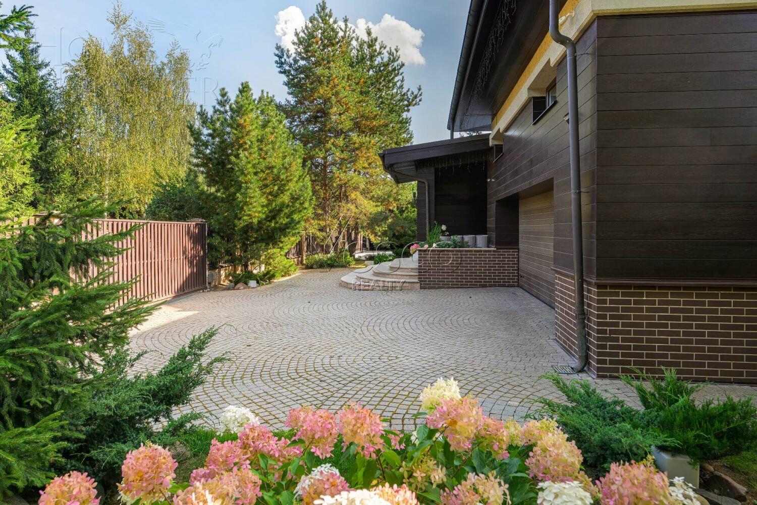 2-этажный коттедж 1 500 м² с отделкой