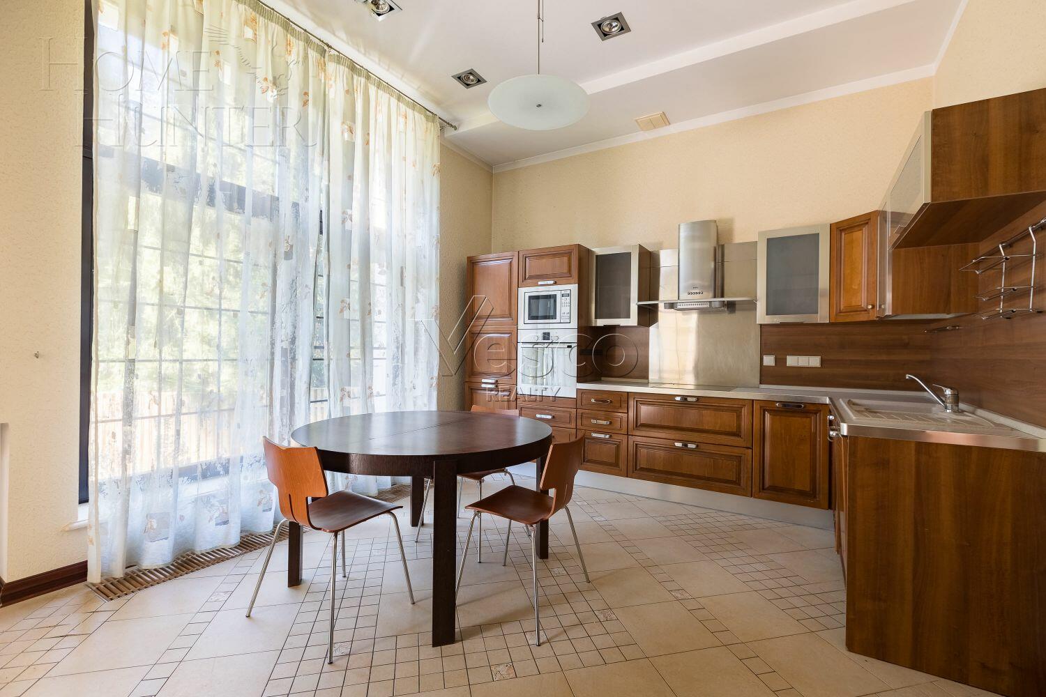 2-этажный коттедж 640 м² с отделкой