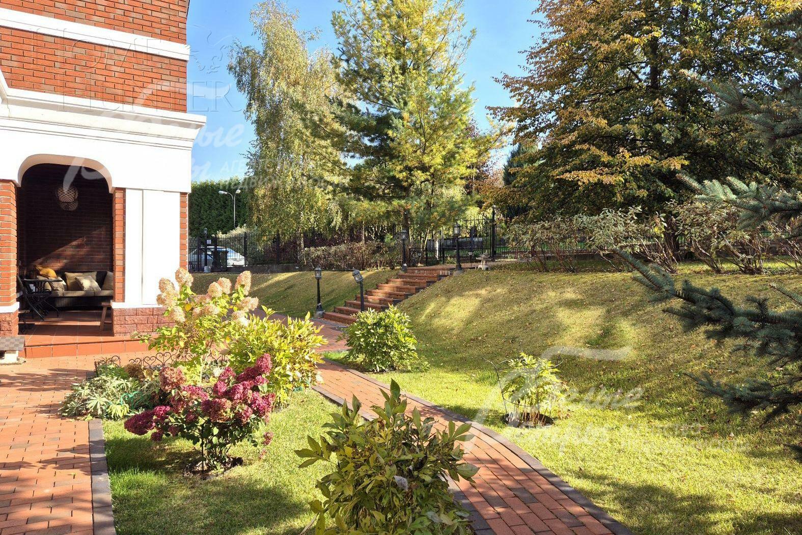 3-этажный коттедж 720 м² с отделкой