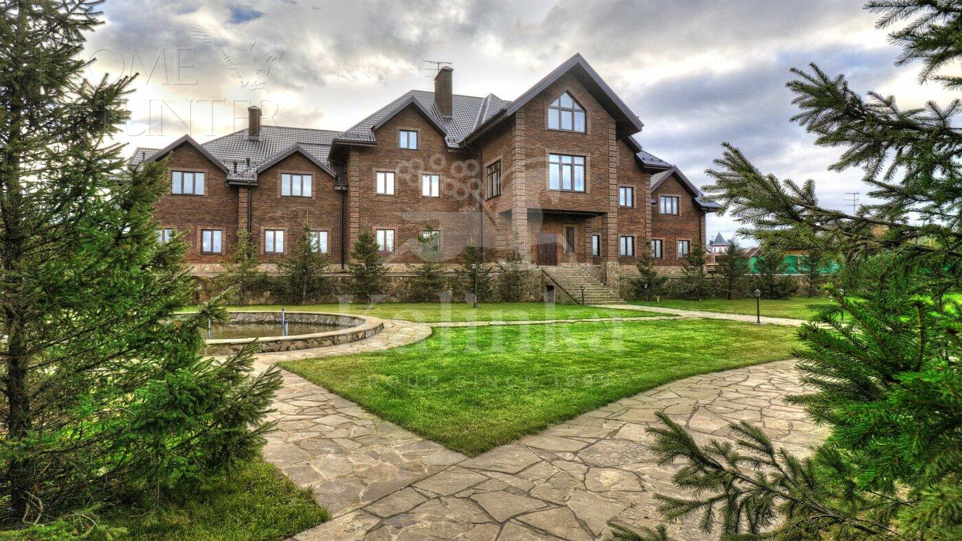 3-этажный коттедж 1 300 м² без отделки