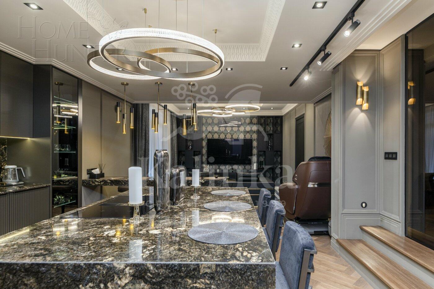 3-этажный коттедж 1 100 м² с отделкой