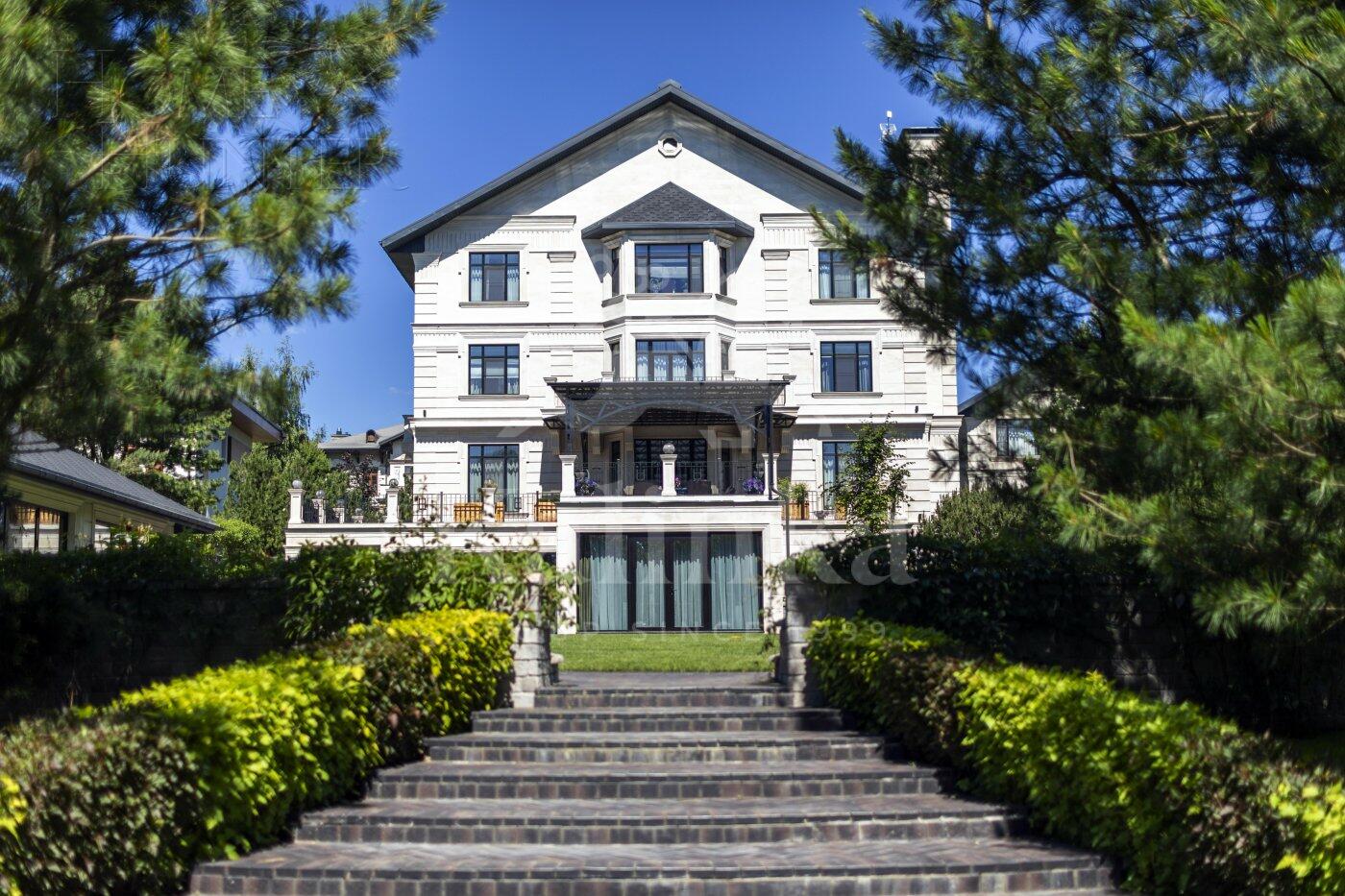 3-этажный коттедж 1 100 м² с отделкой