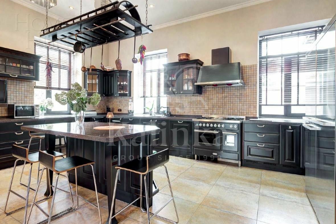 3-этажный коттедж 1 000 м² с отделкой