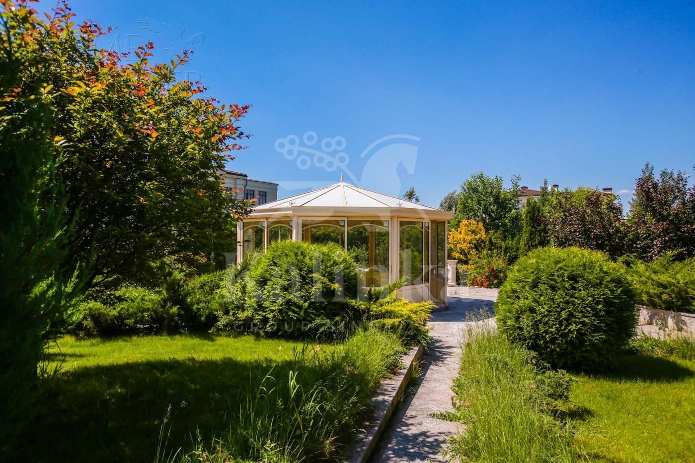 2-этажный коттедж 1 100 м² с отделкой