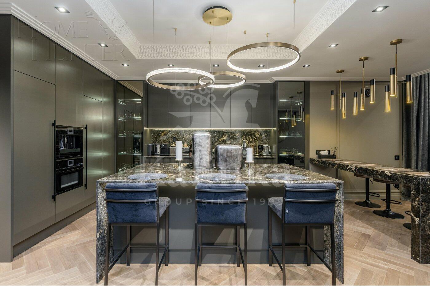 3-этажный коттедж 1 100 м² с отделкой