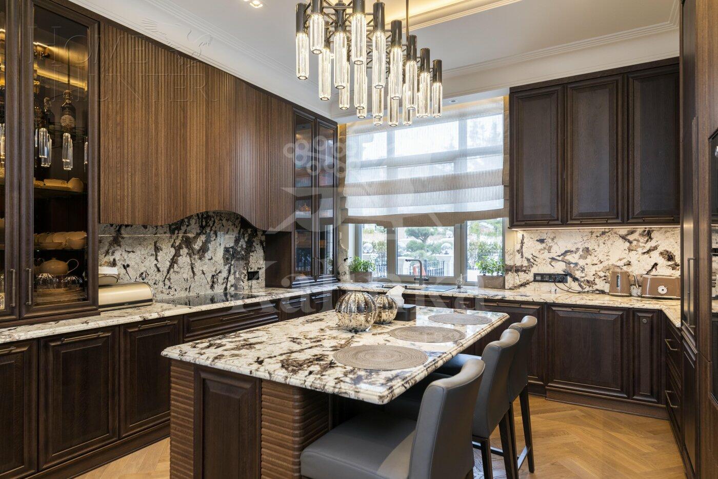 3-этажный коттедж 1 100 м² с отделкой