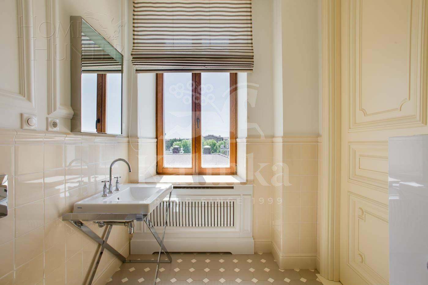 2-этажный коттедж 1 100 м² с отделкой