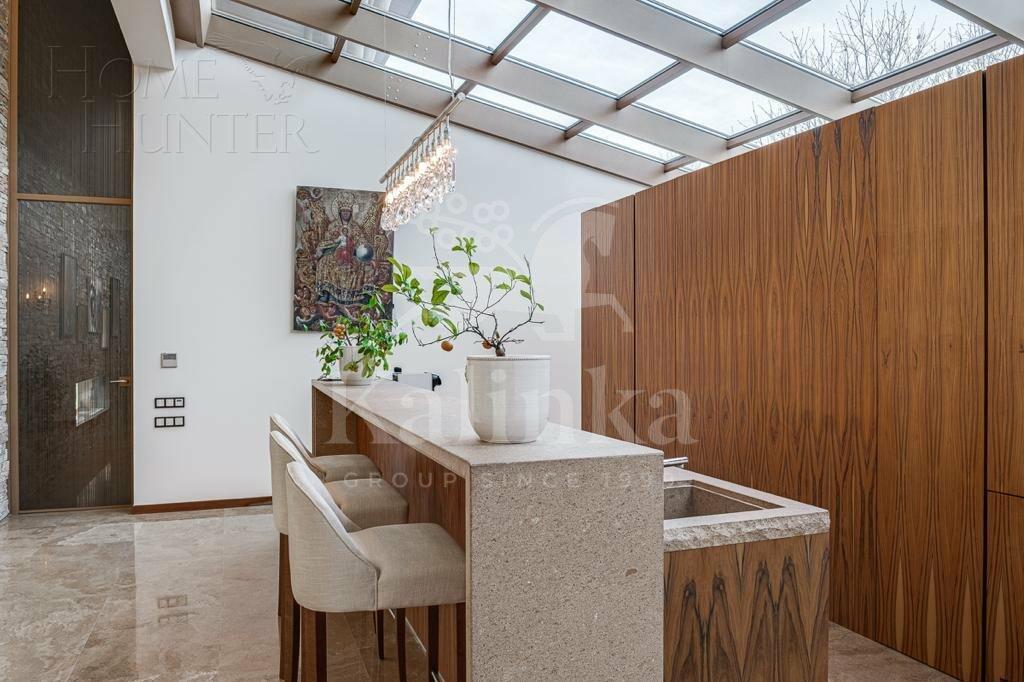 2-этажный коттедж 1 360 м² с отделкой