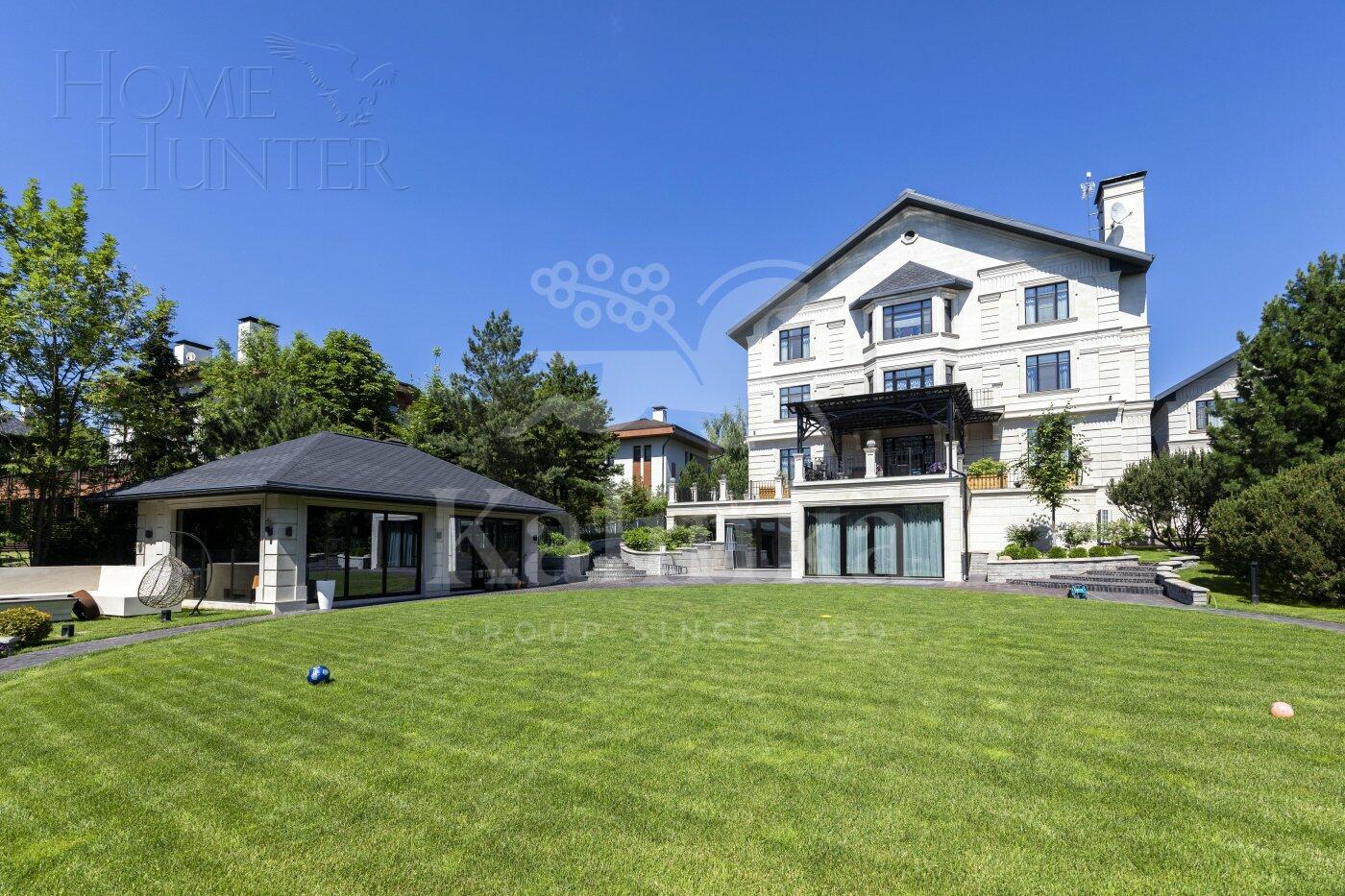 3-этажный коттедж 1 100 м² с отделкой