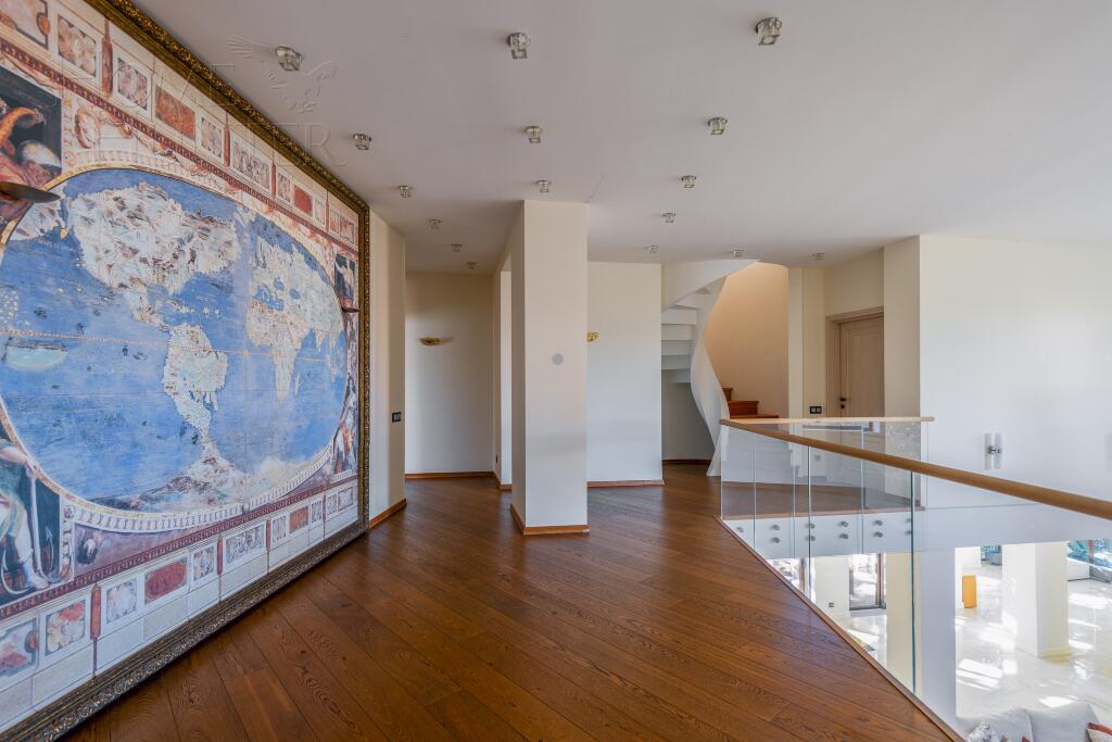 3-этажный коттедж 700 м² с отделкой