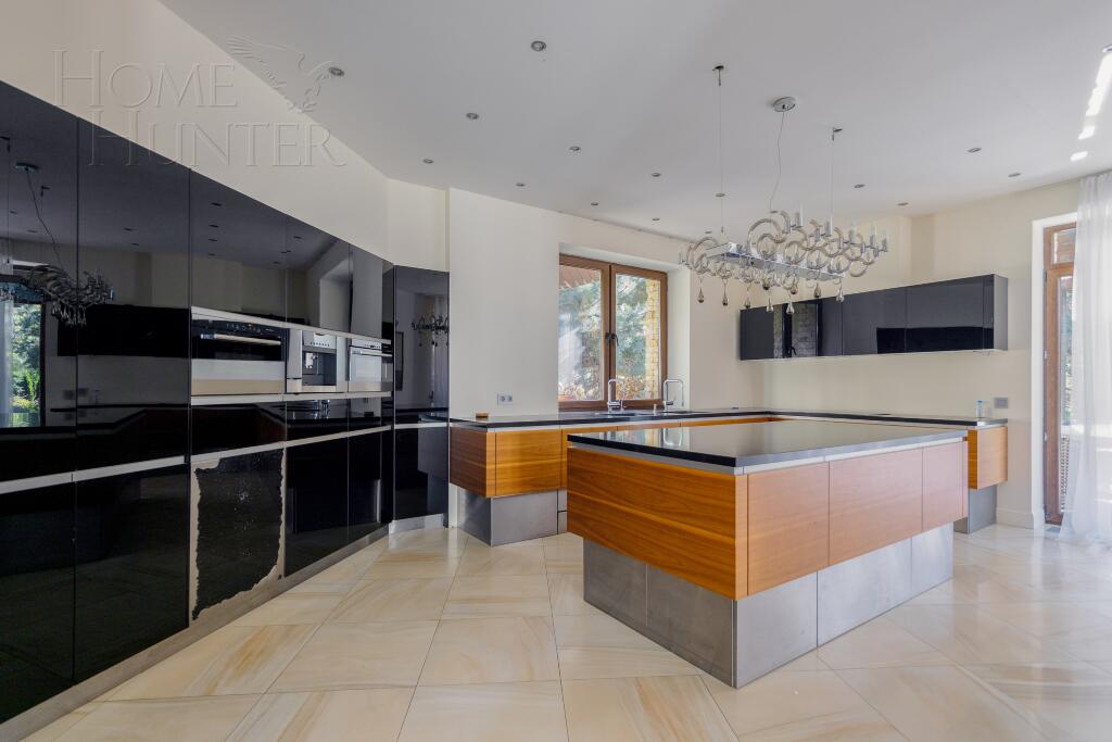 3-этажный коттедж 700 м² с отделкой