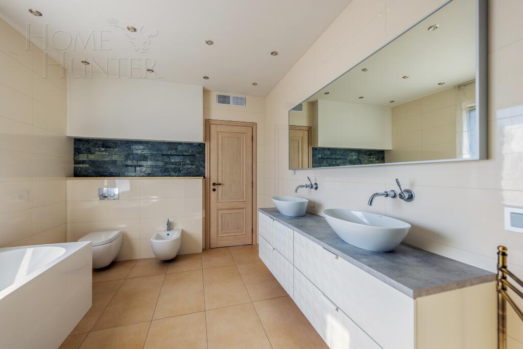 3-этажный коттедж 700 м² с отделкой