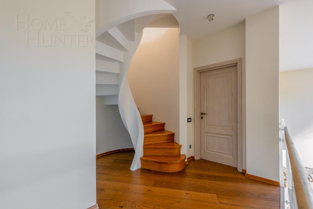 3-этажный коттедж 700 м² с отделкой