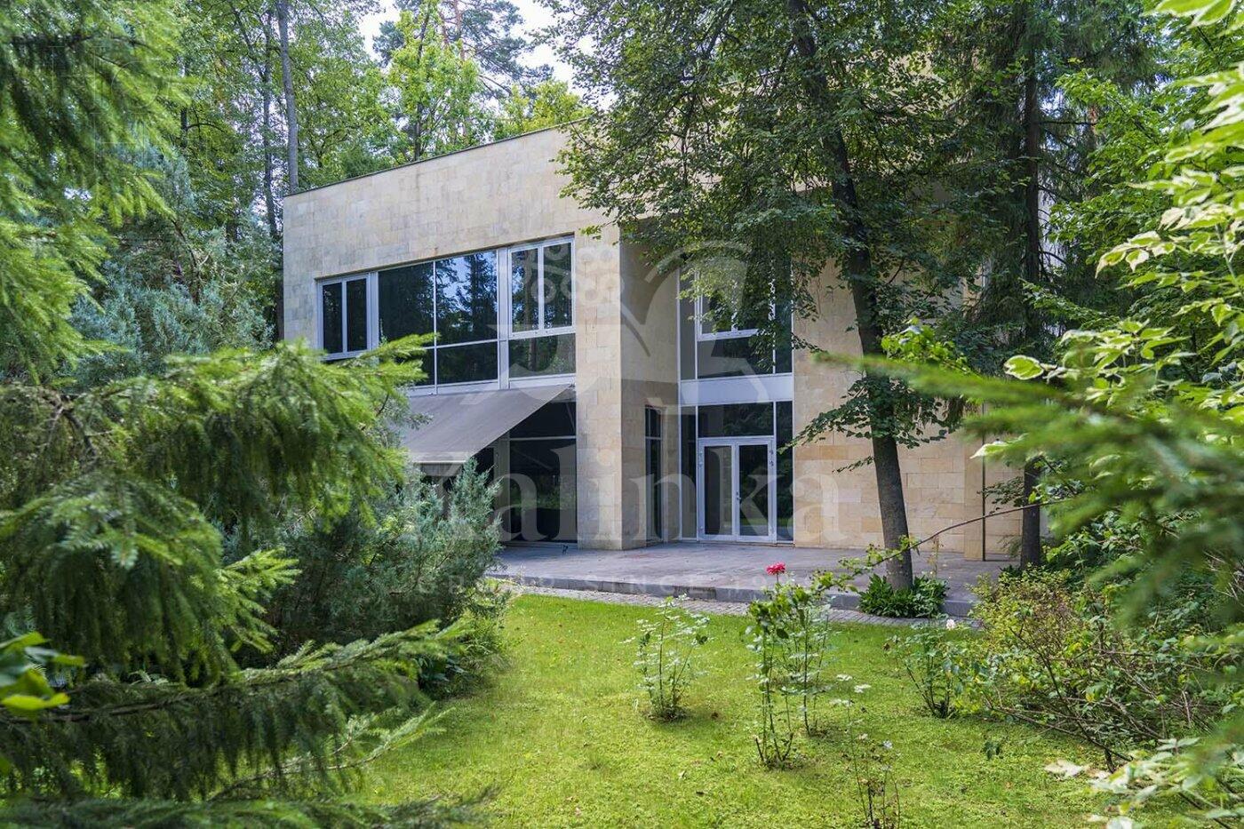 2-этажный коттедж 1 518 м² с отделкой