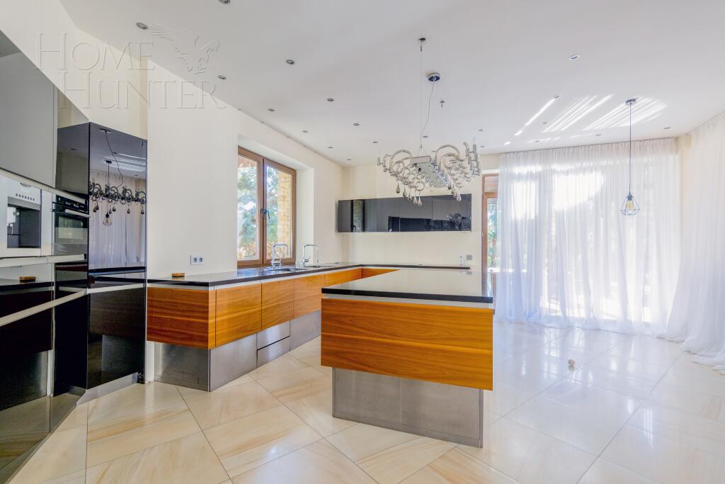 3-этажный коттедж 700 м² с отделкой