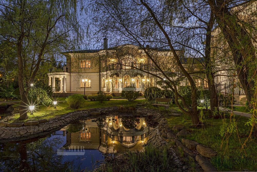 2-этажный коттедж 2 000 м² с отделкой