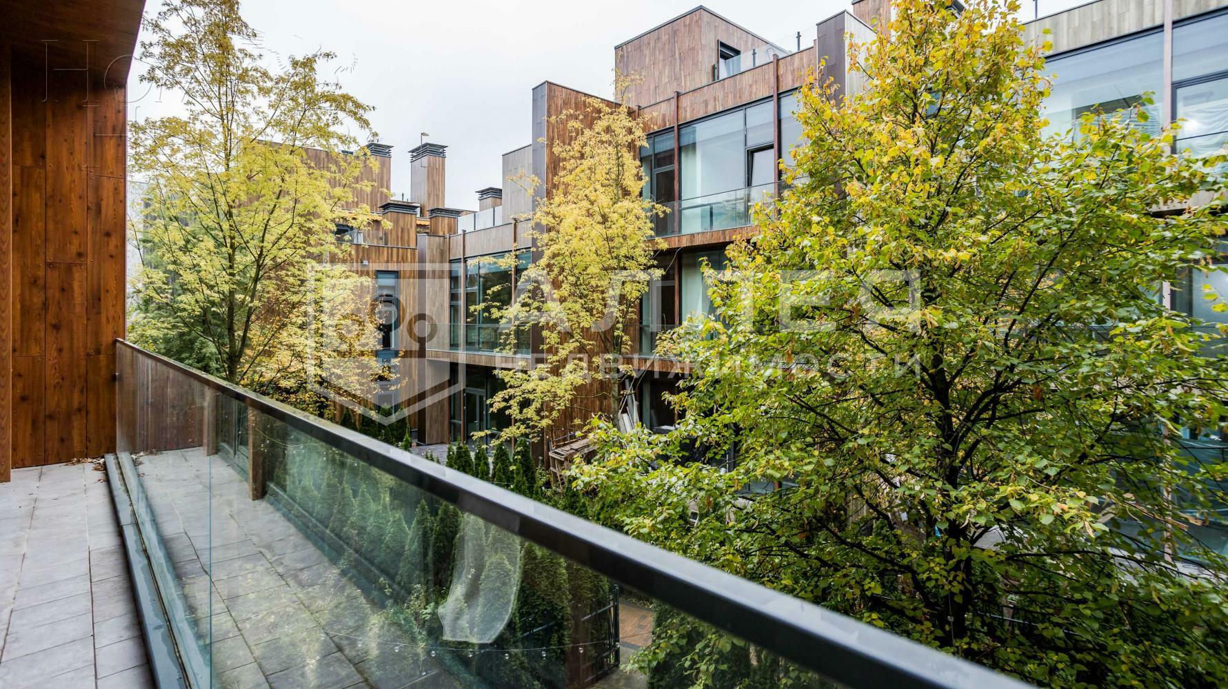 3-этажный таунхаус 240 м² с отделкой