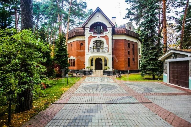 3-этажный коттедж 560 м² с отделкой