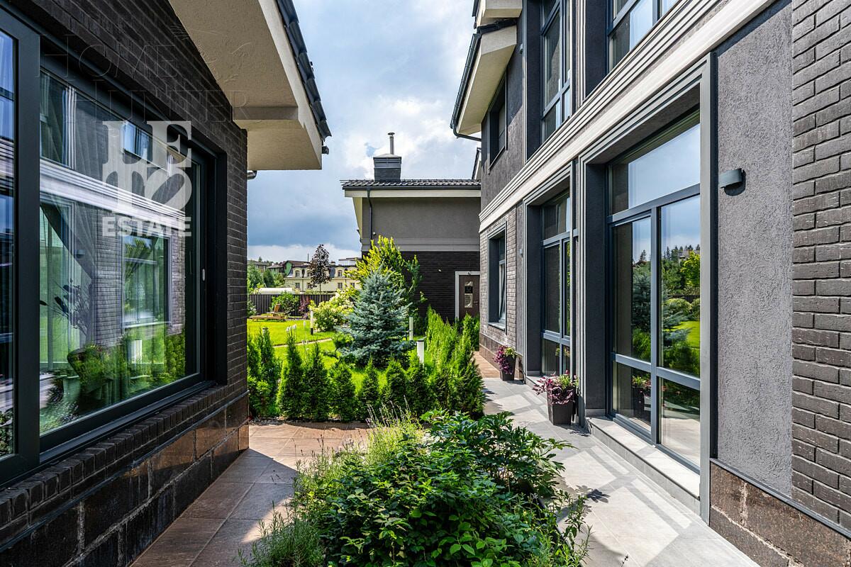 2-этажный коттедж 1 100 м² с отделкой