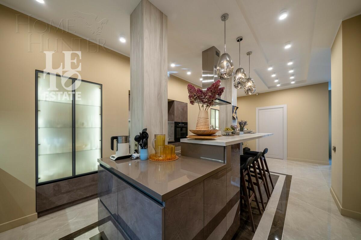 2-этажный коттедж 1 100 м² с отделкой