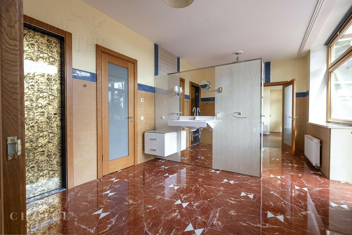 3-этажный коттедж 1 000 м² с отделкой