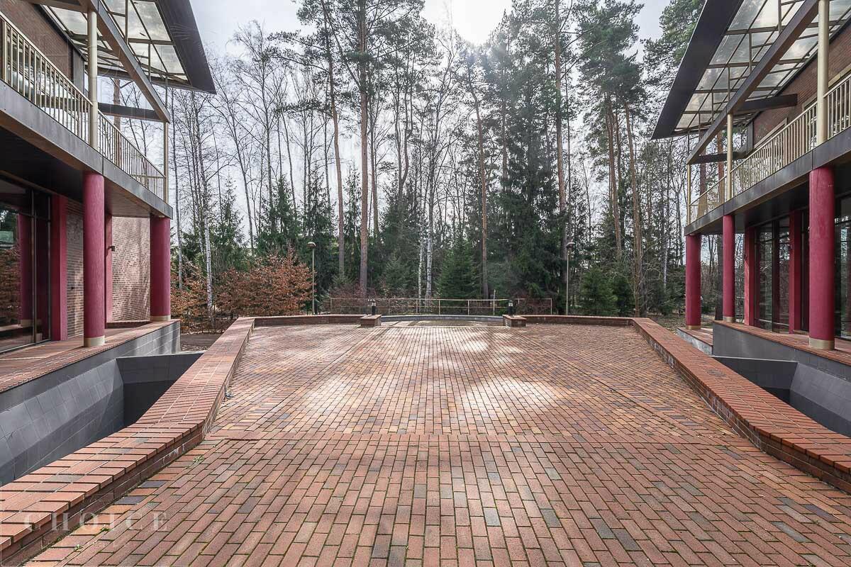 3-этажный коттедж 1 000 м² с отделкой