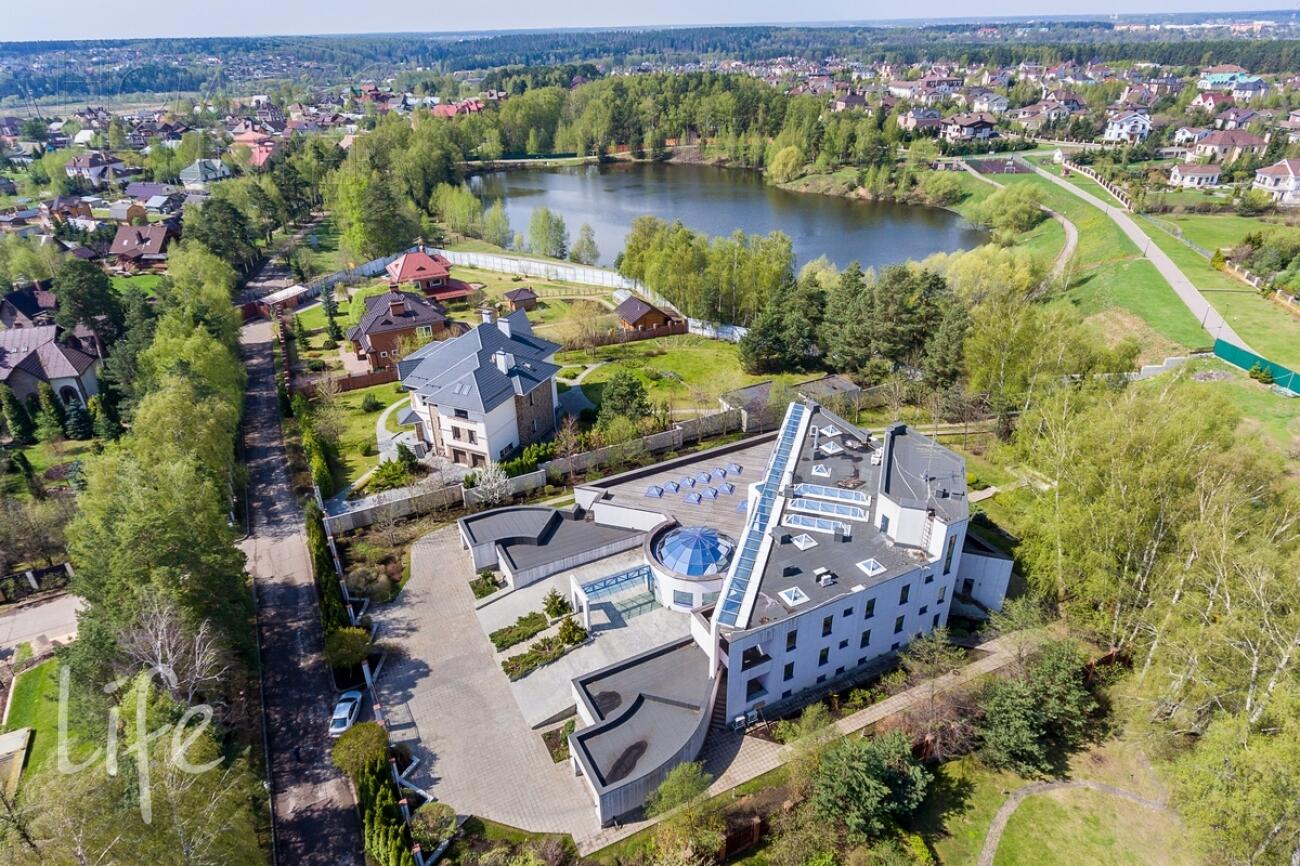 3-этажный коттедж 2 400 м² с отделкой