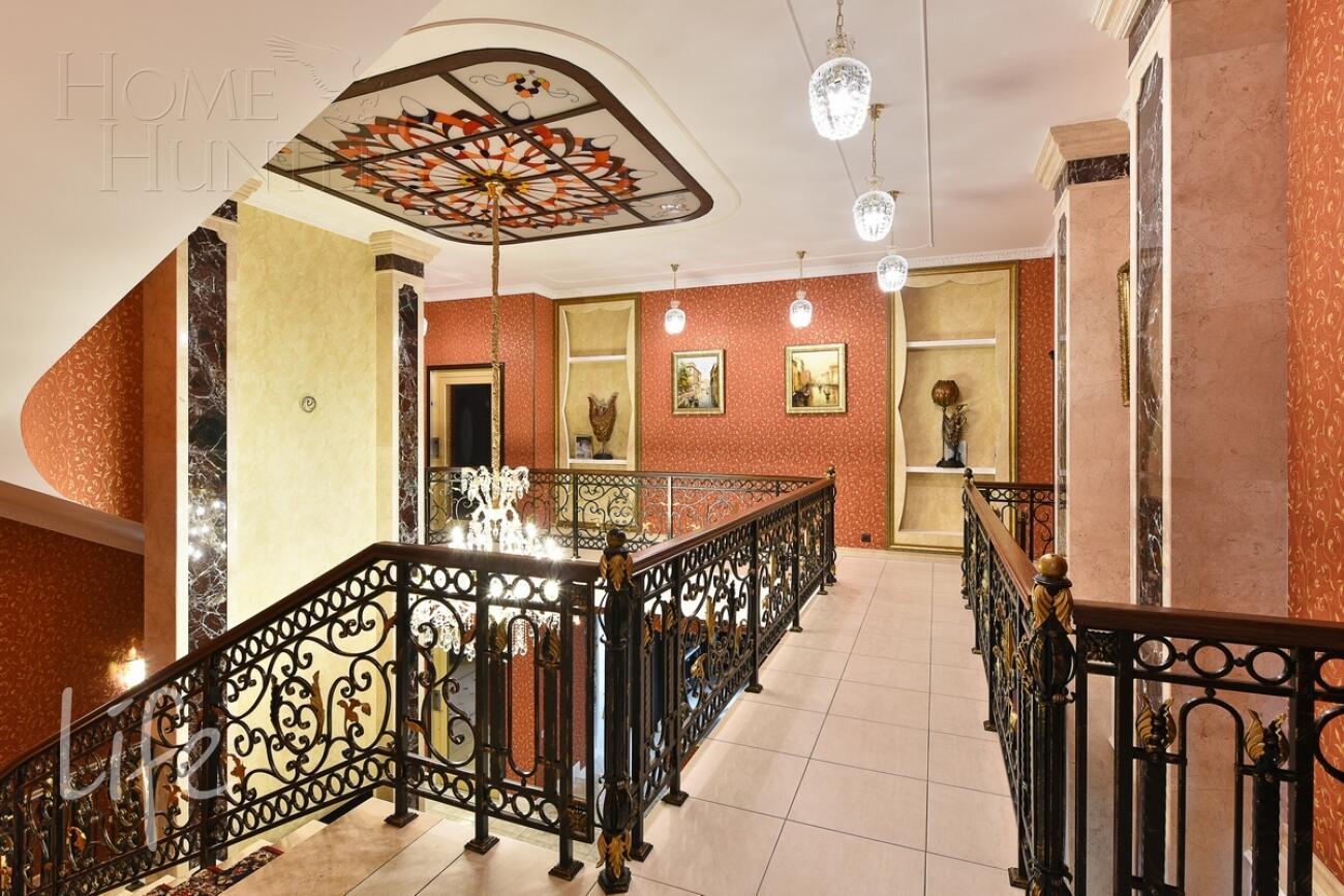 2-этажный коттедж 1 100 м² с отделкой