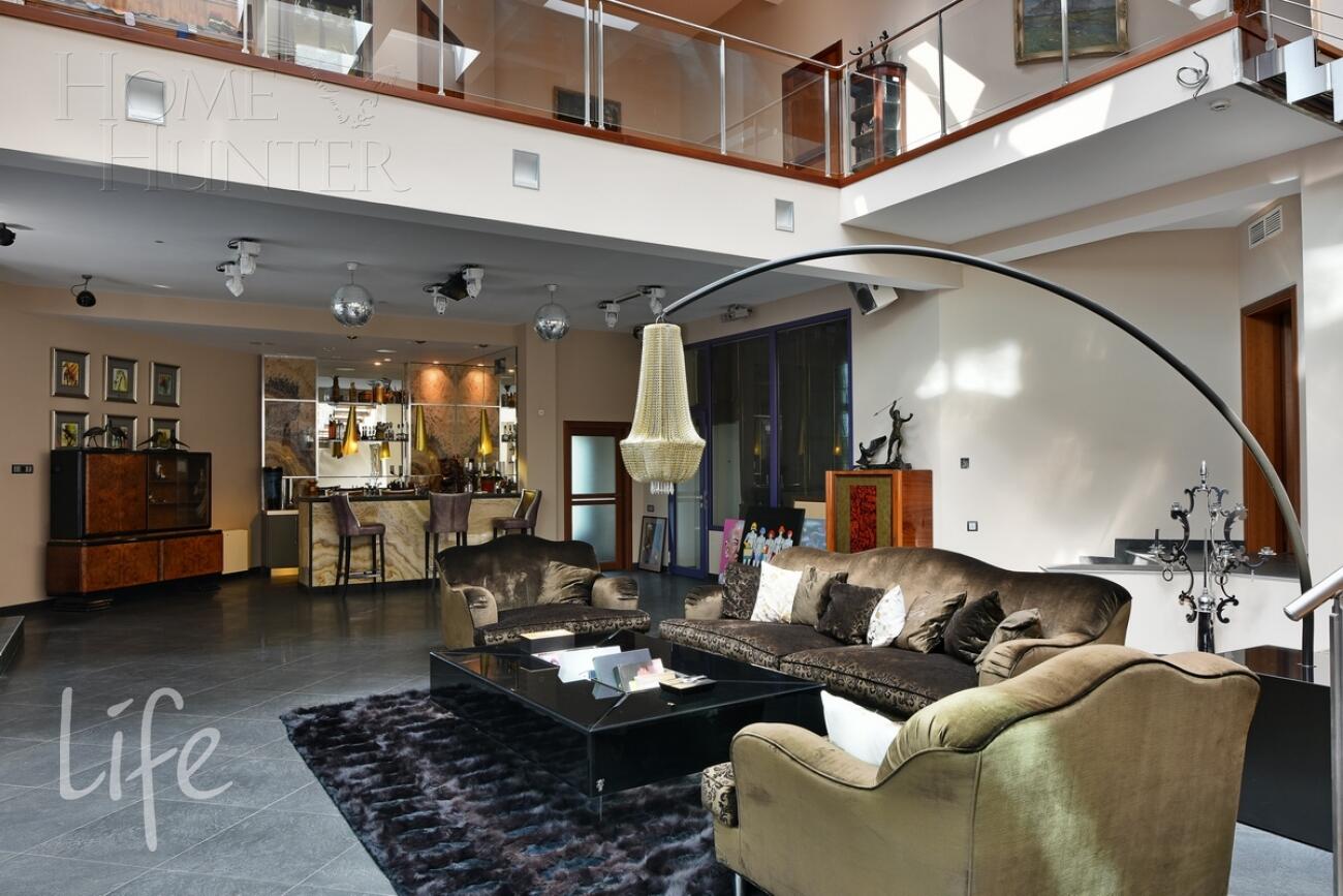 3-этажный коттедж 2 400 м² с отделкой