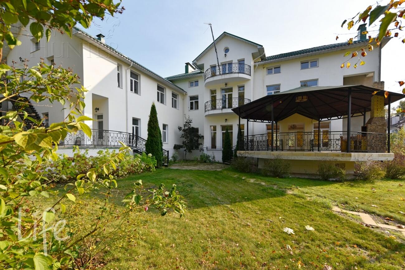 2-этажный коттедж 1 300 м² с отделкой