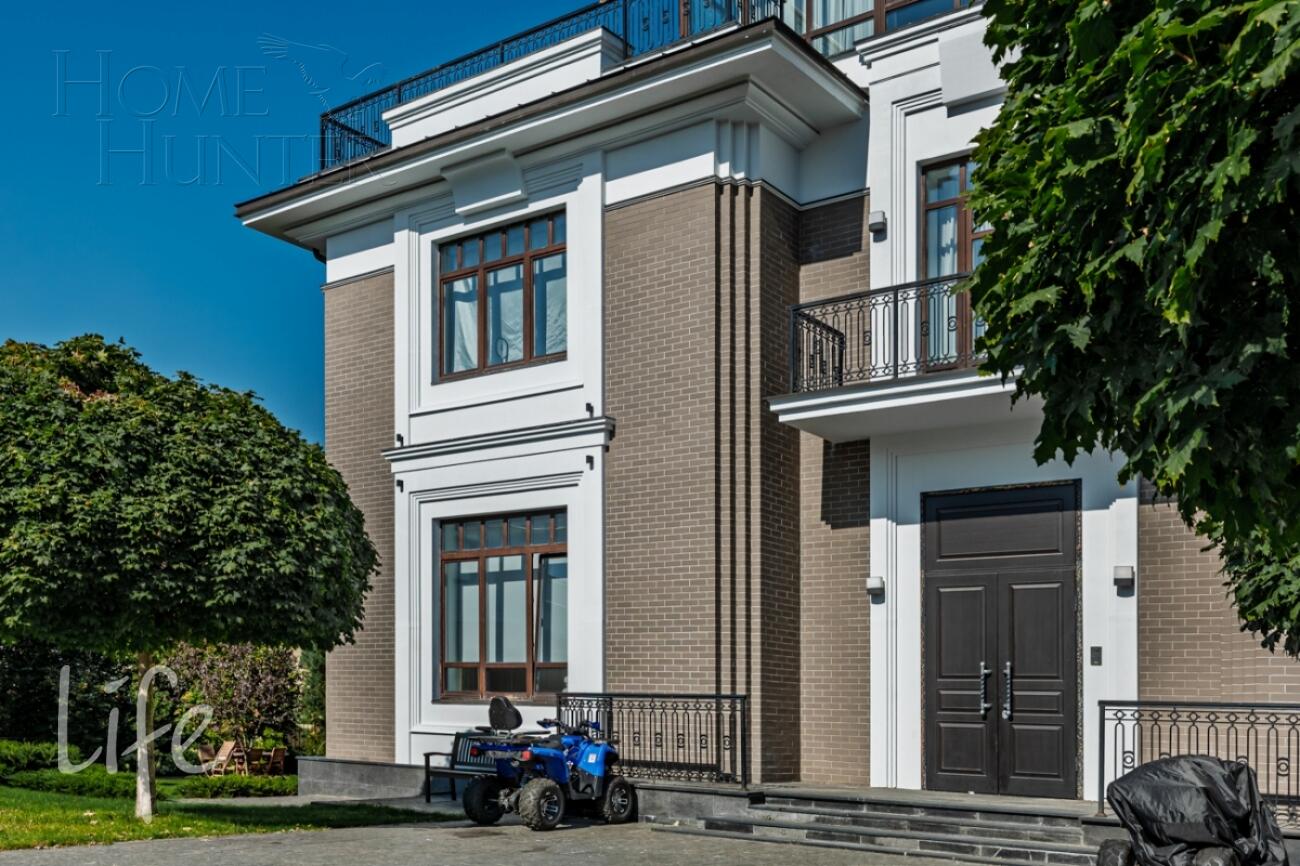 3-этажный коттедж 1 185 м² с отделкой