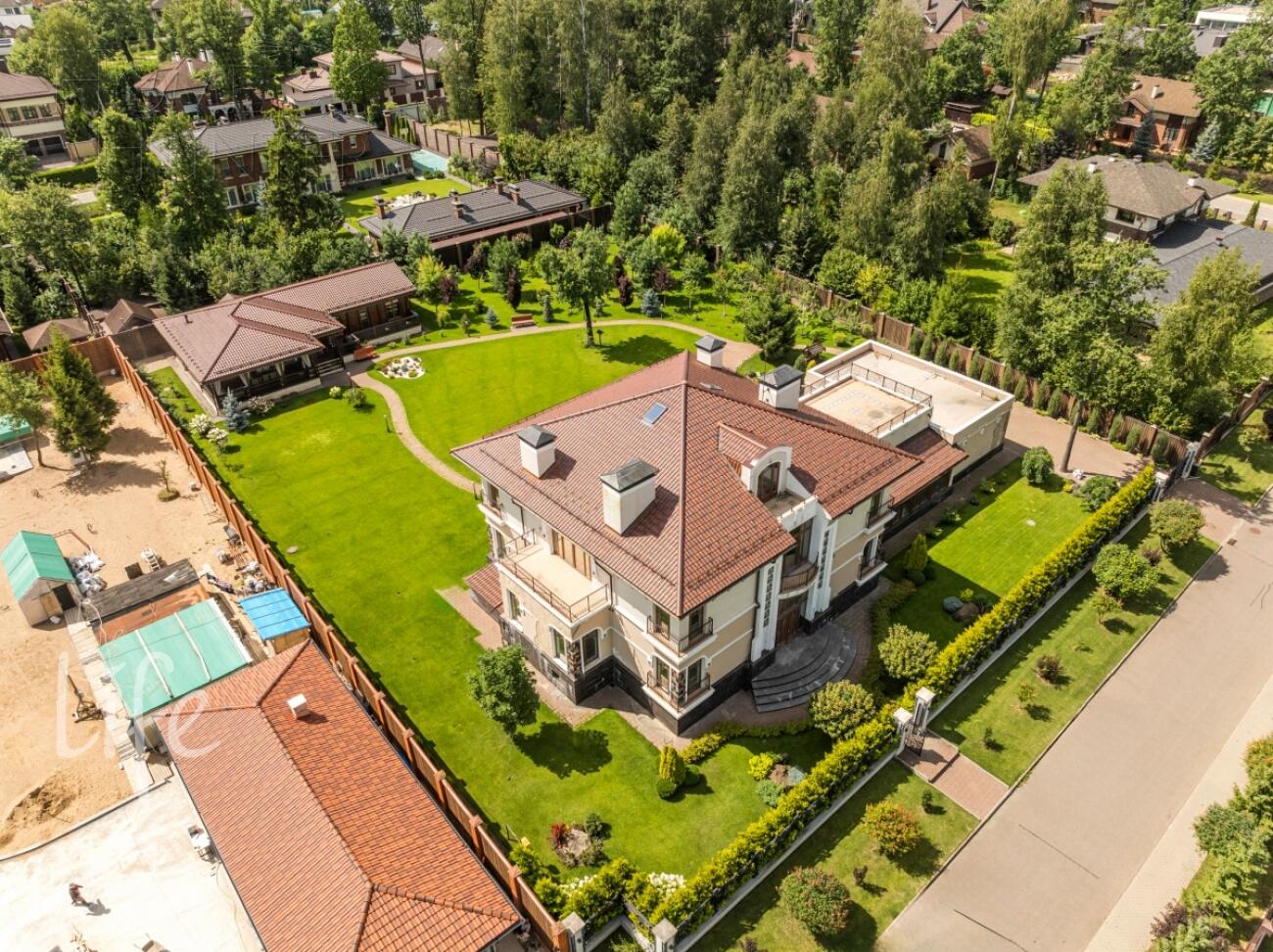 2-этажный коттедж 1 300 м² без отделки