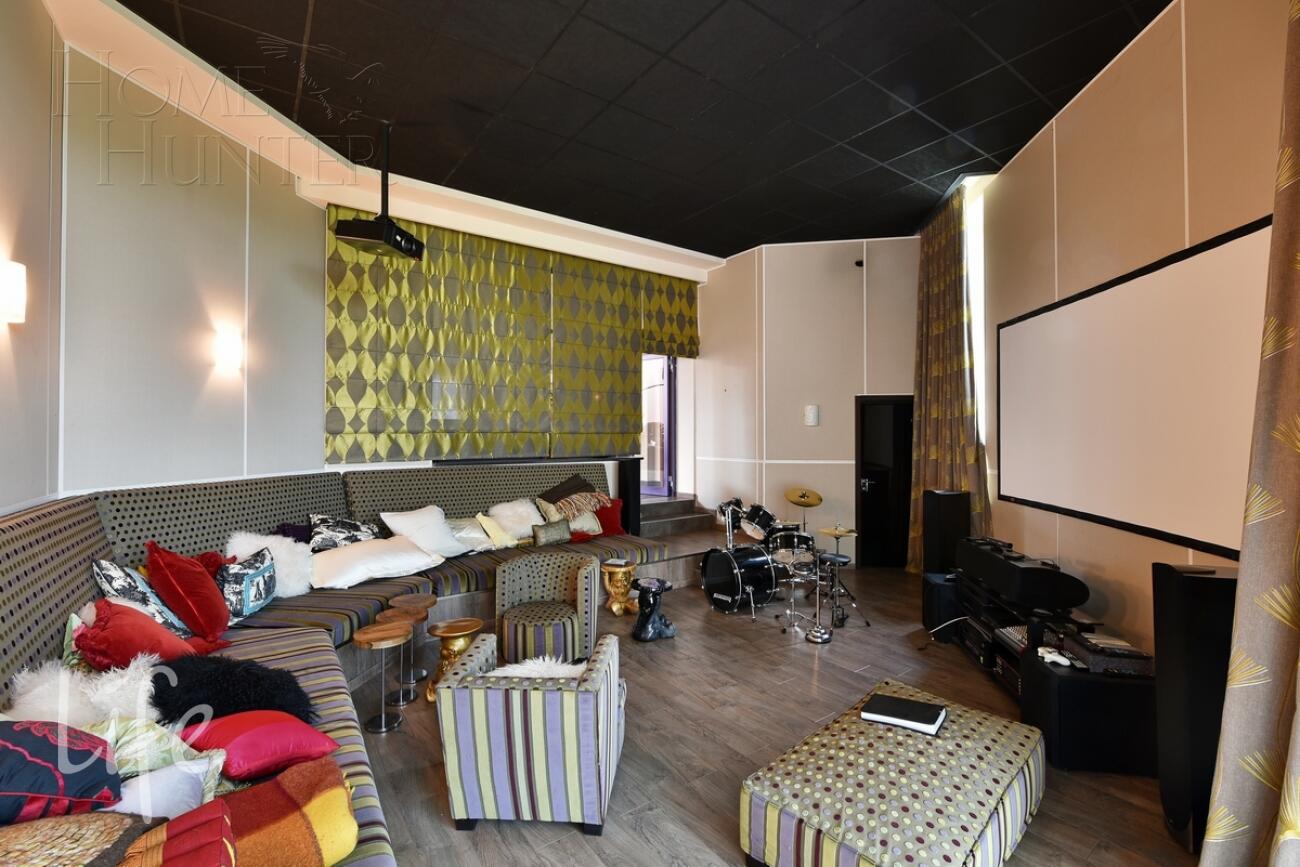 3-этажный коттедж 2 400 м² с отделкой