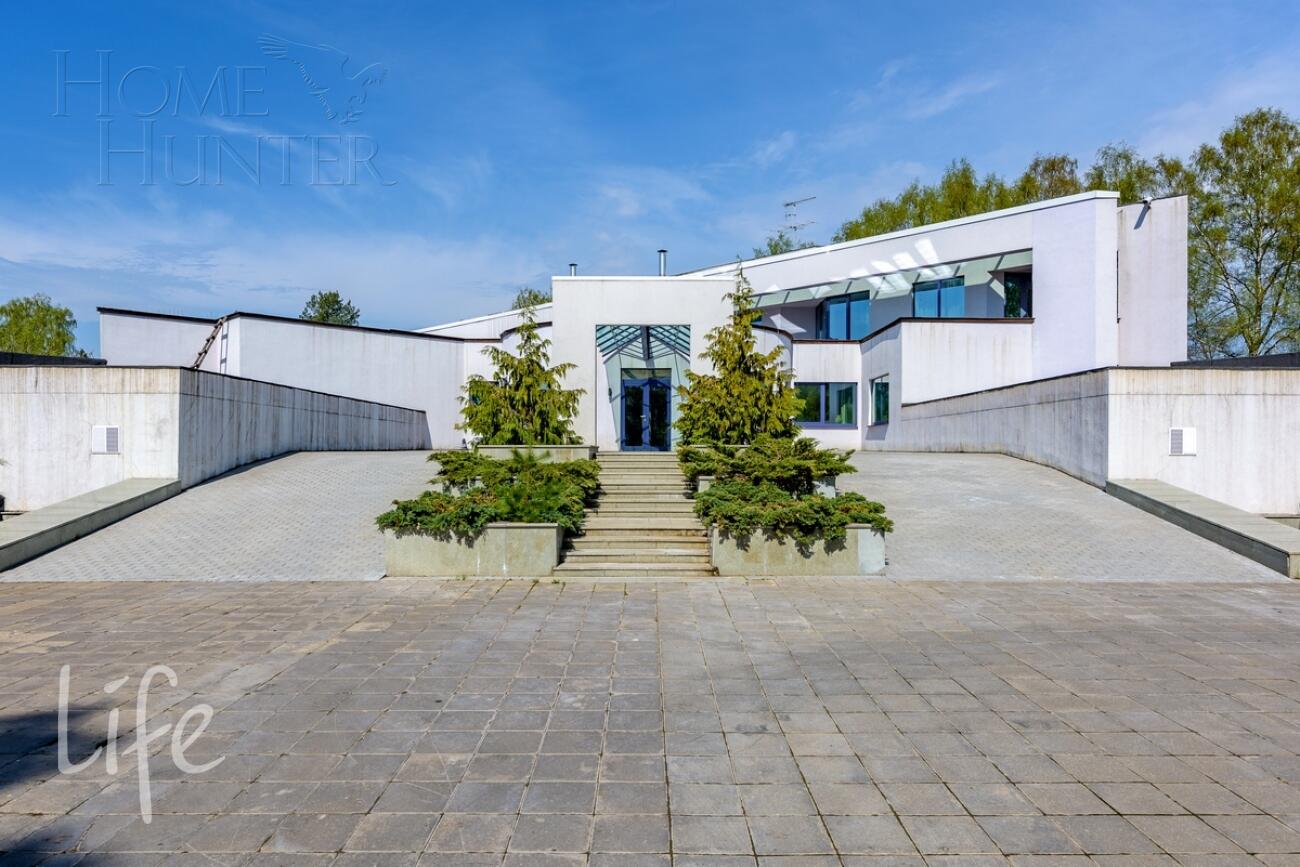 3-этажный коттедж 2 400 м² с отделкой