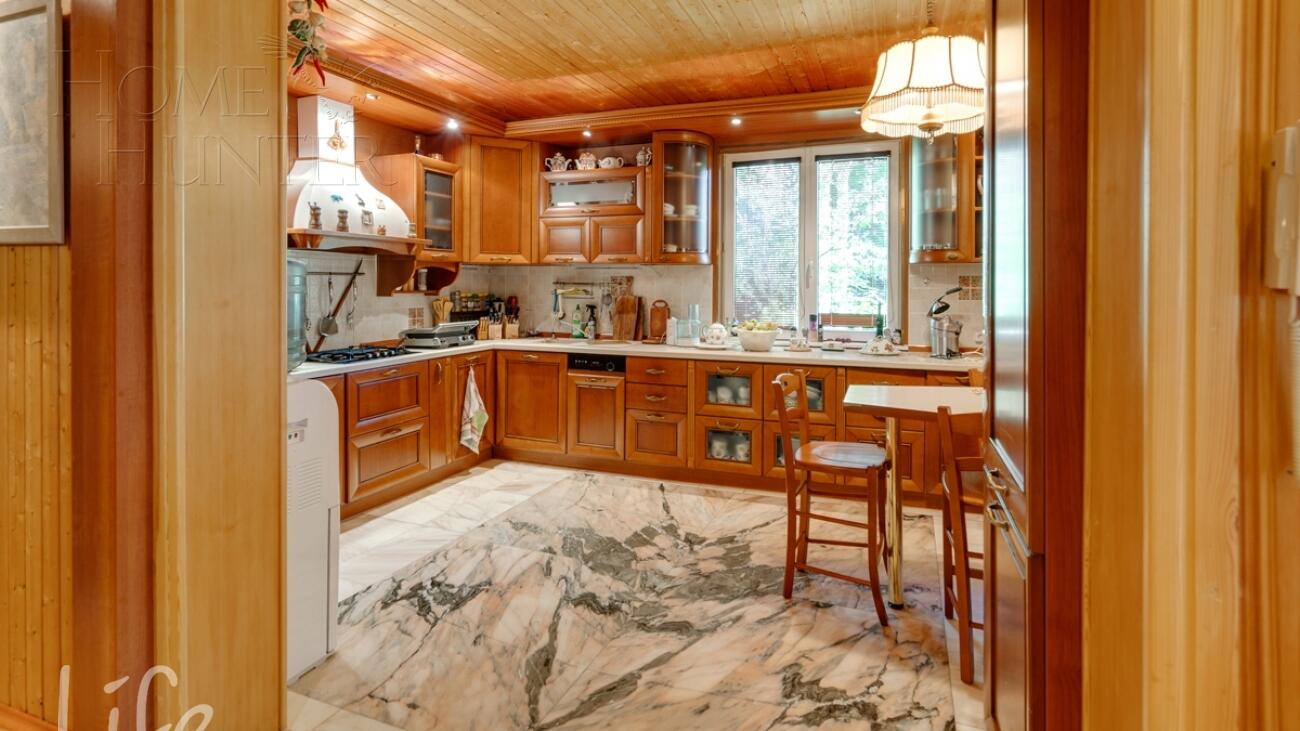 3-этажный коттедж 650 м² с отделкой