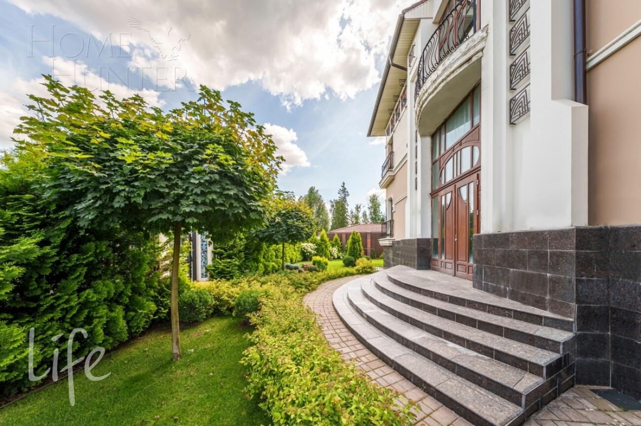 2-этажный коттедж 1 300 м² без отделки