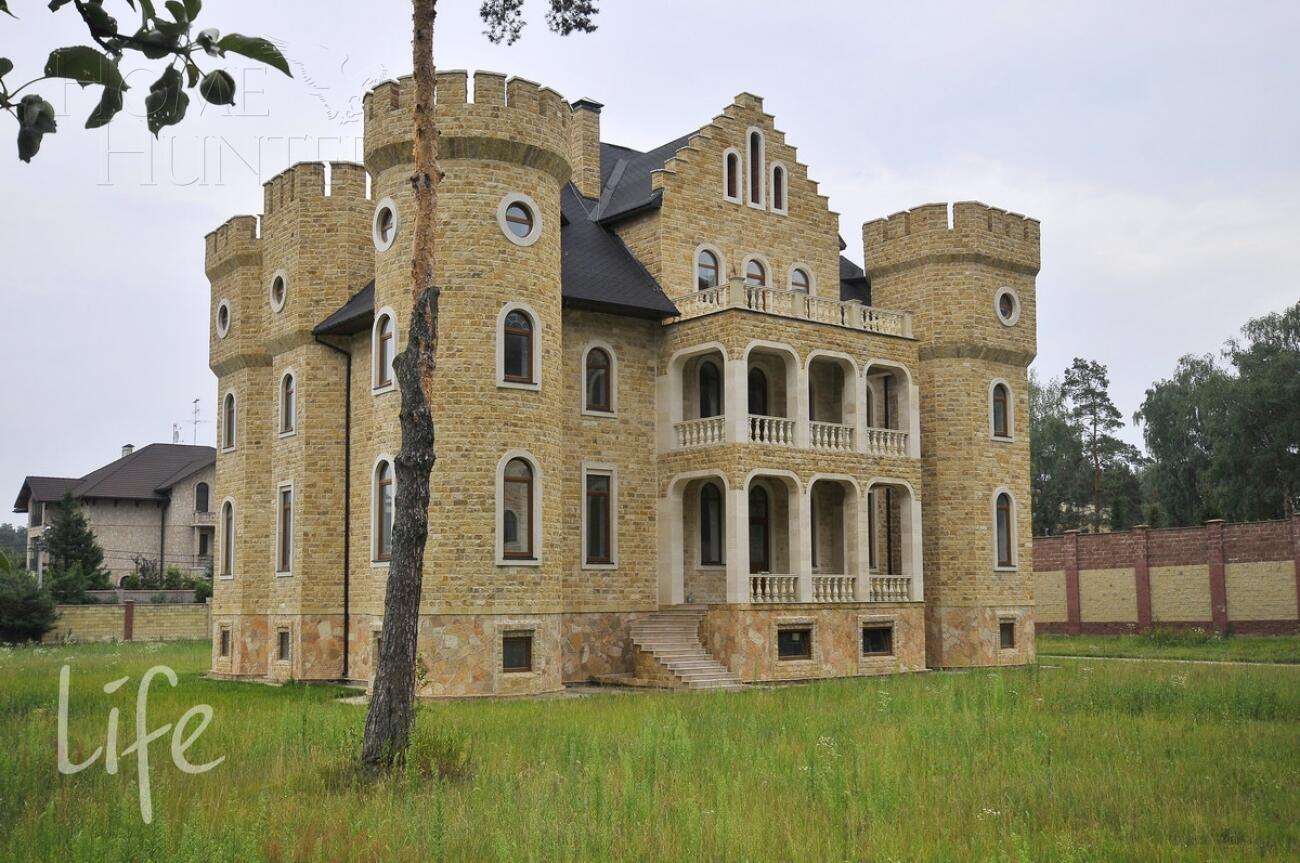 3-этажный коттедж 1 900 м² без отделки