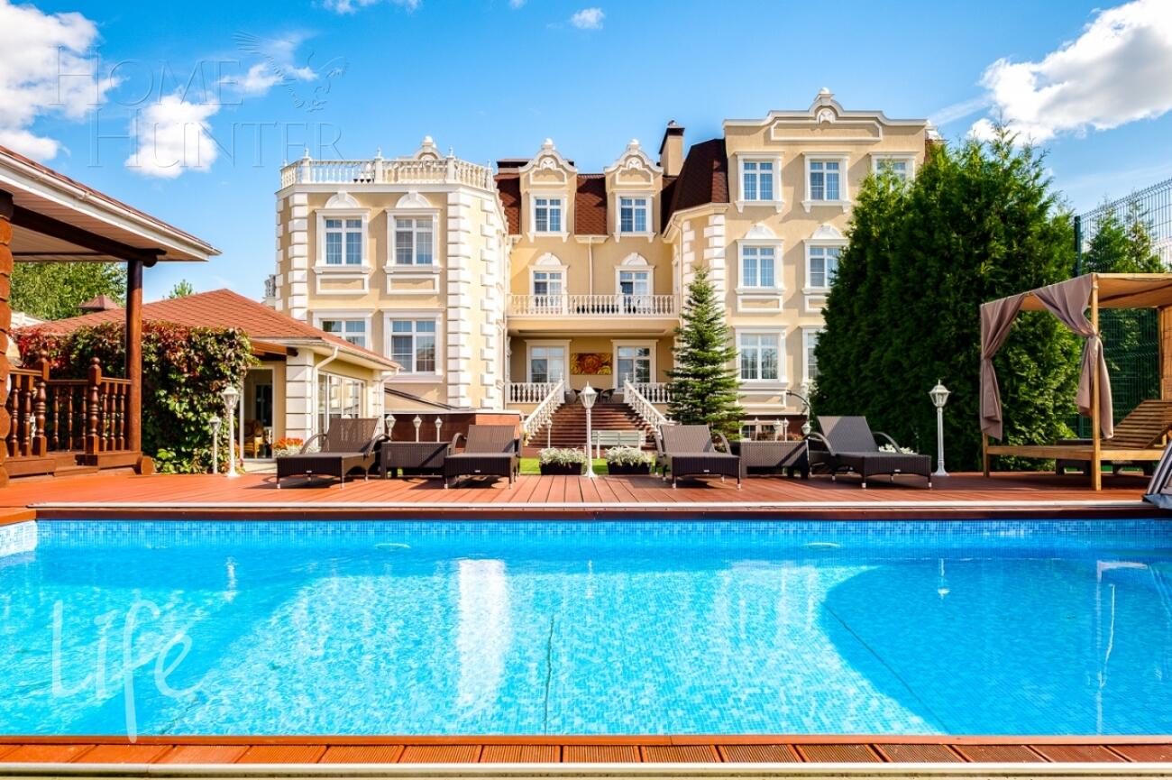 3-этажный коттедж 1 650 м² с отделкой