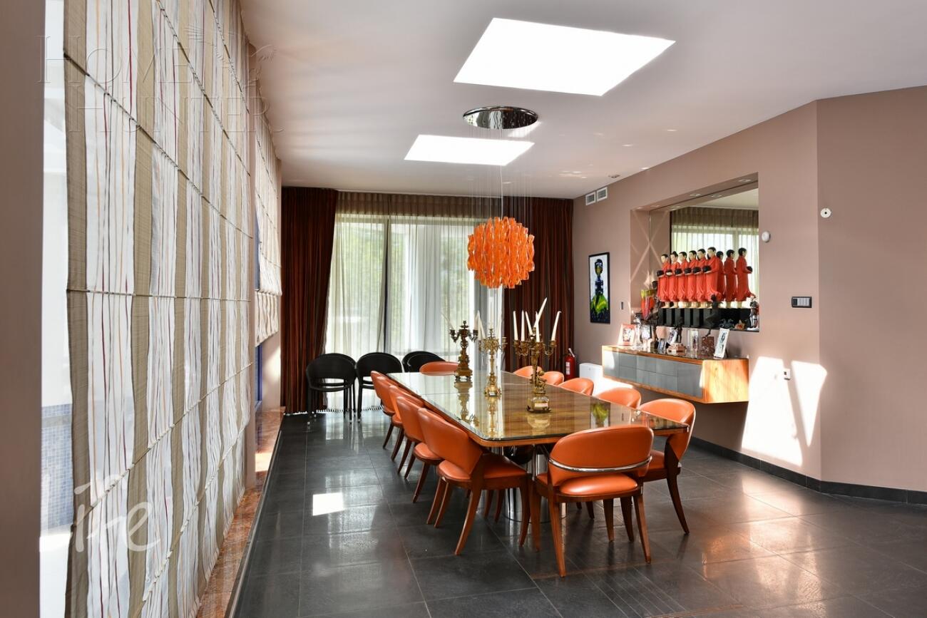 3-этажный коттедж 2 400 м² с отделкой