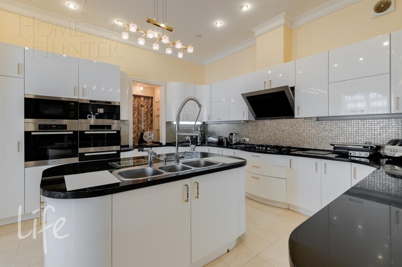 3-этажный коттедж 1 650 м² с отделкой