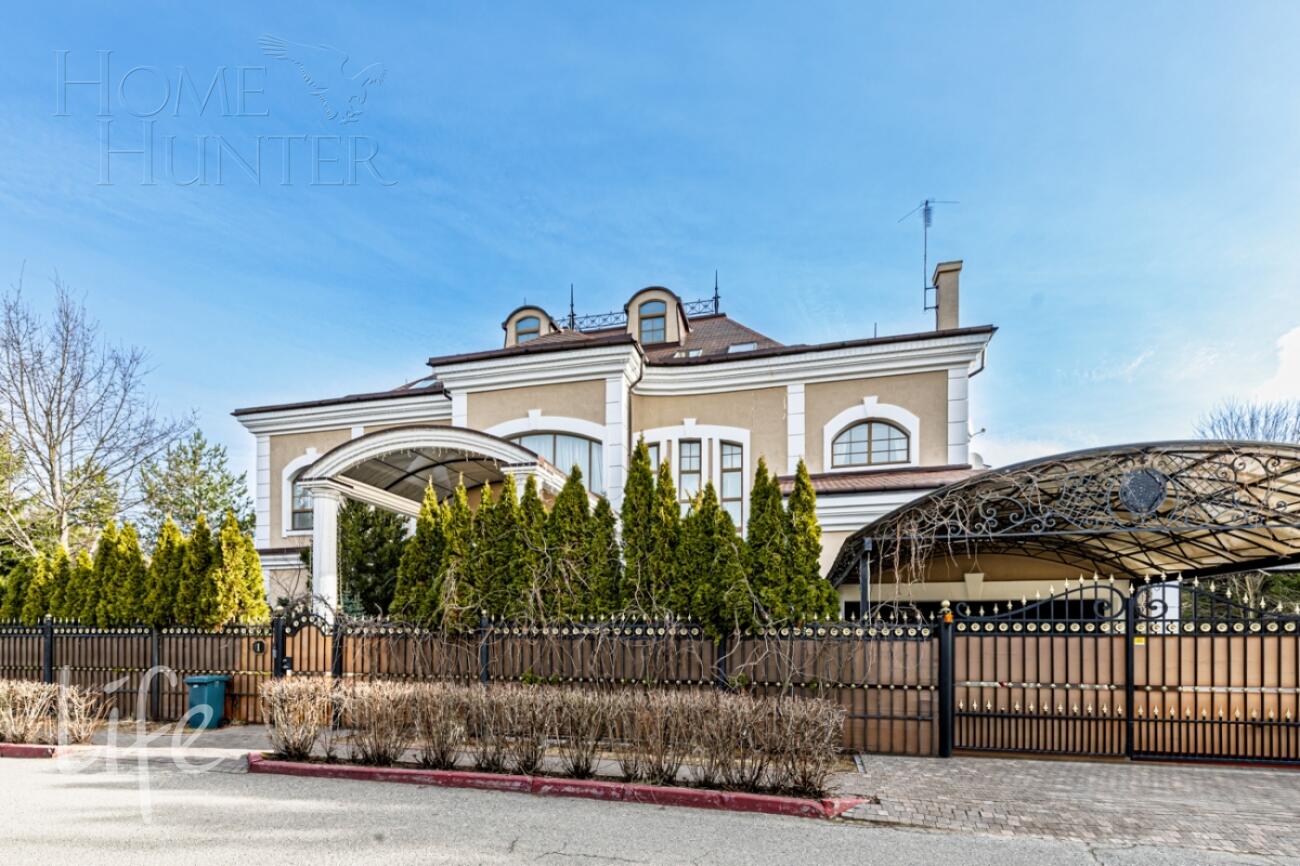 2-этажный коттедж 1 000 м² с отделкой