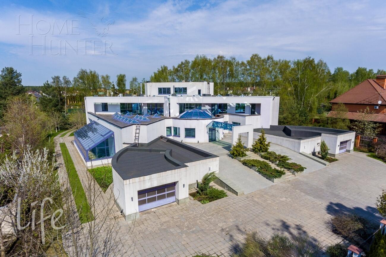 3-этажный коттедж 2 400 м² с отделкой