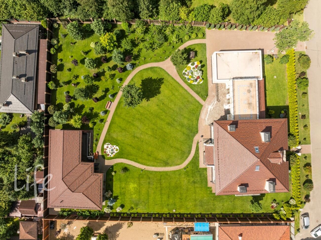 2-этажный коттедж 1 300 м² без отделки